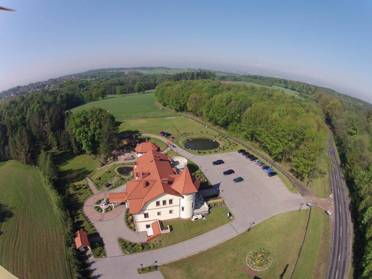 Zajazd Zlota Iglica Pogrzebien Exterior foto